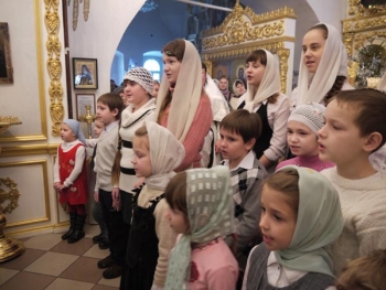Учащиеся Воскресной школы Свято-Троицкого собора поздравили прихожан с Рождеством